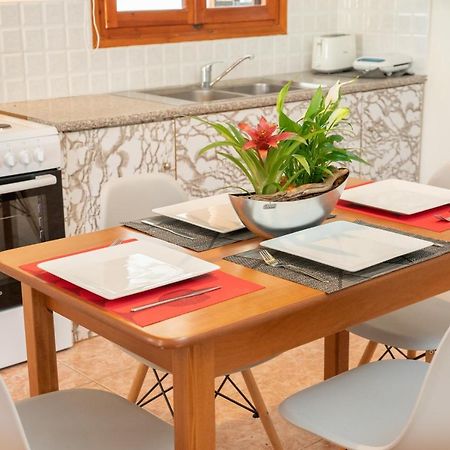 Afroditi Holiday Home - Yellow Apartment Свороната Екстериор снимка