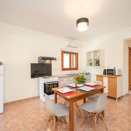 Afroditi Holiday Home - Yellow Apartment Свороната Екстериор снимка