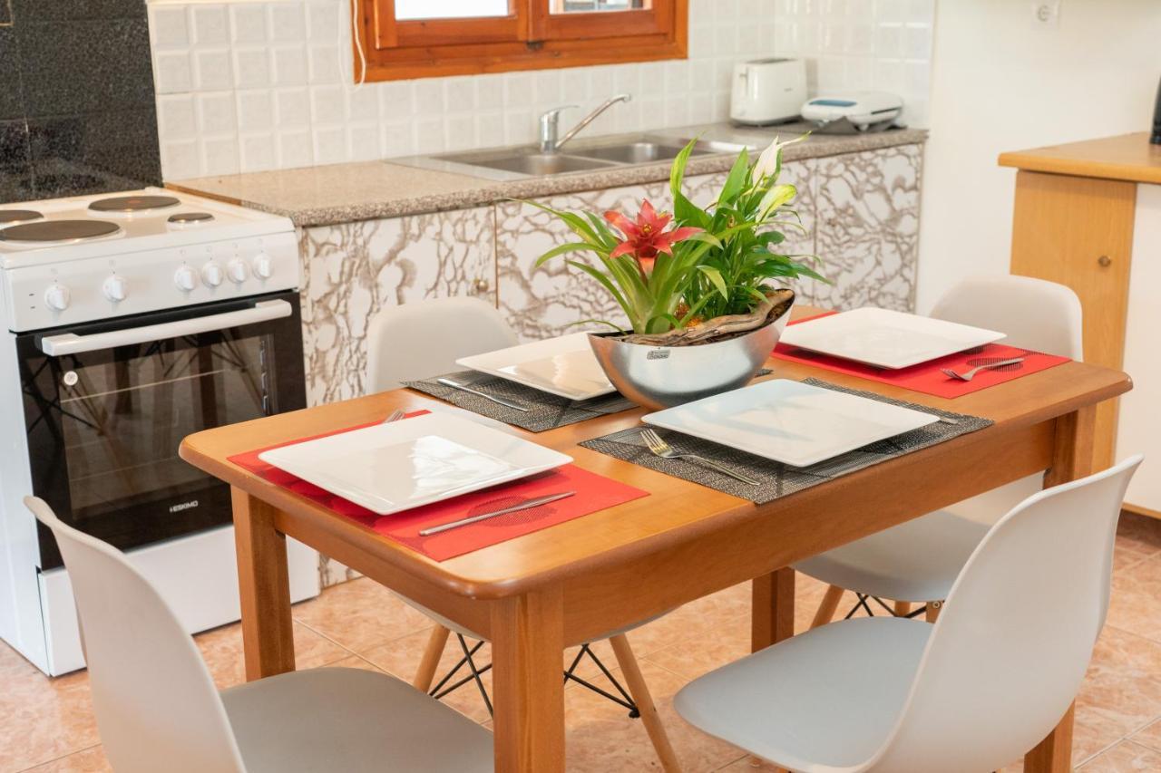 Afroditi Holiday Home - Yellow Apartment Свороната Екстериор снимка