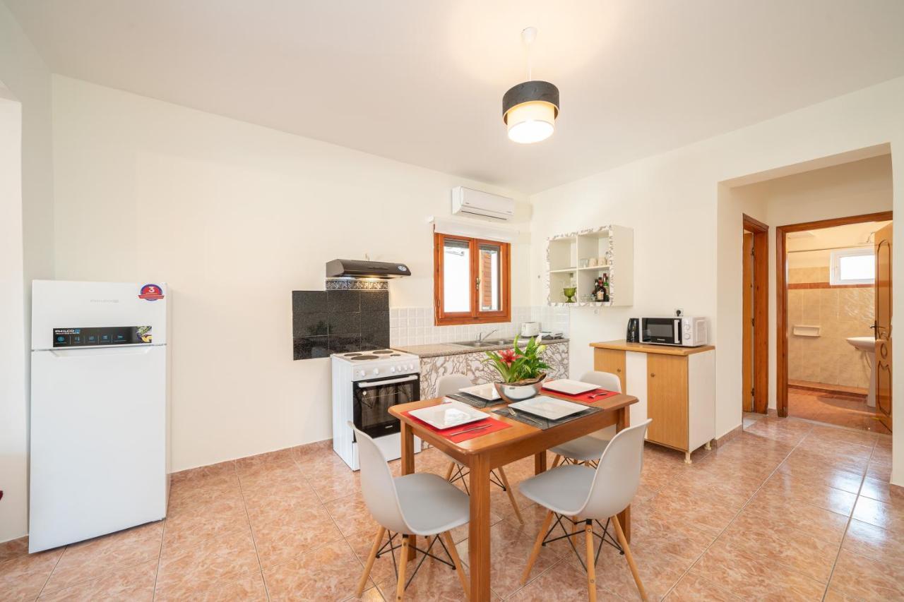 Afroditi Holiday Home - Yellow Apartment Свороната Екстериор снимка