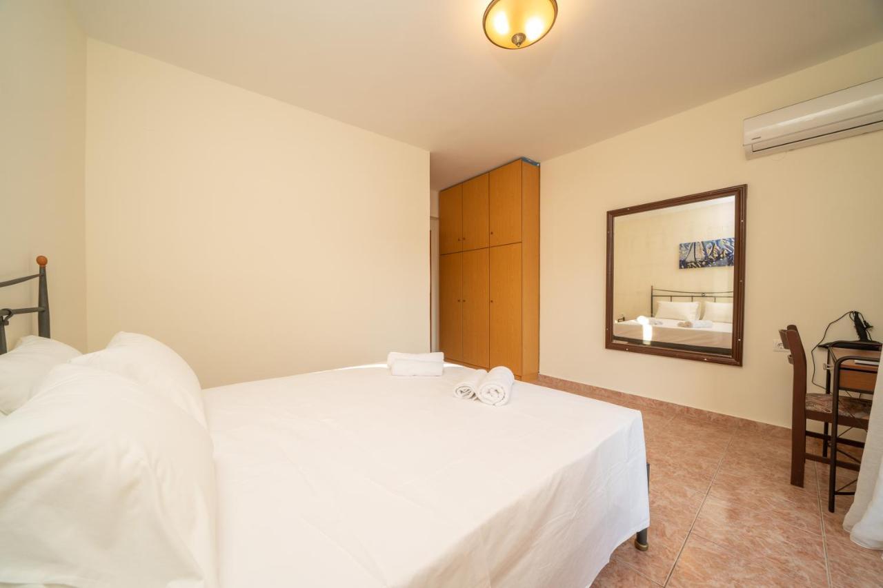 Afroditi Holiday Home - Yellow Apartment Свороната Екстериор снимка