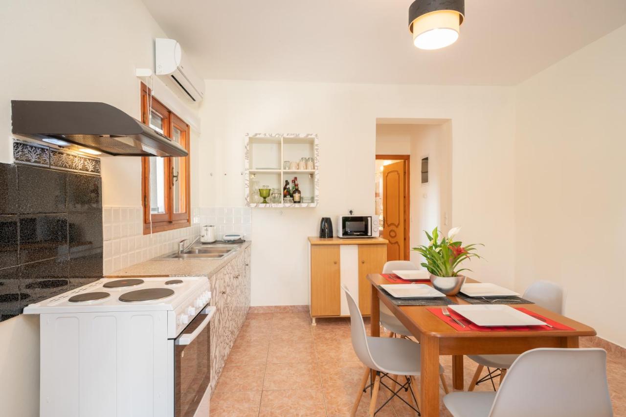 Afroditi Holiday Home - Yellow Apartment Свороната Екстериор снимка