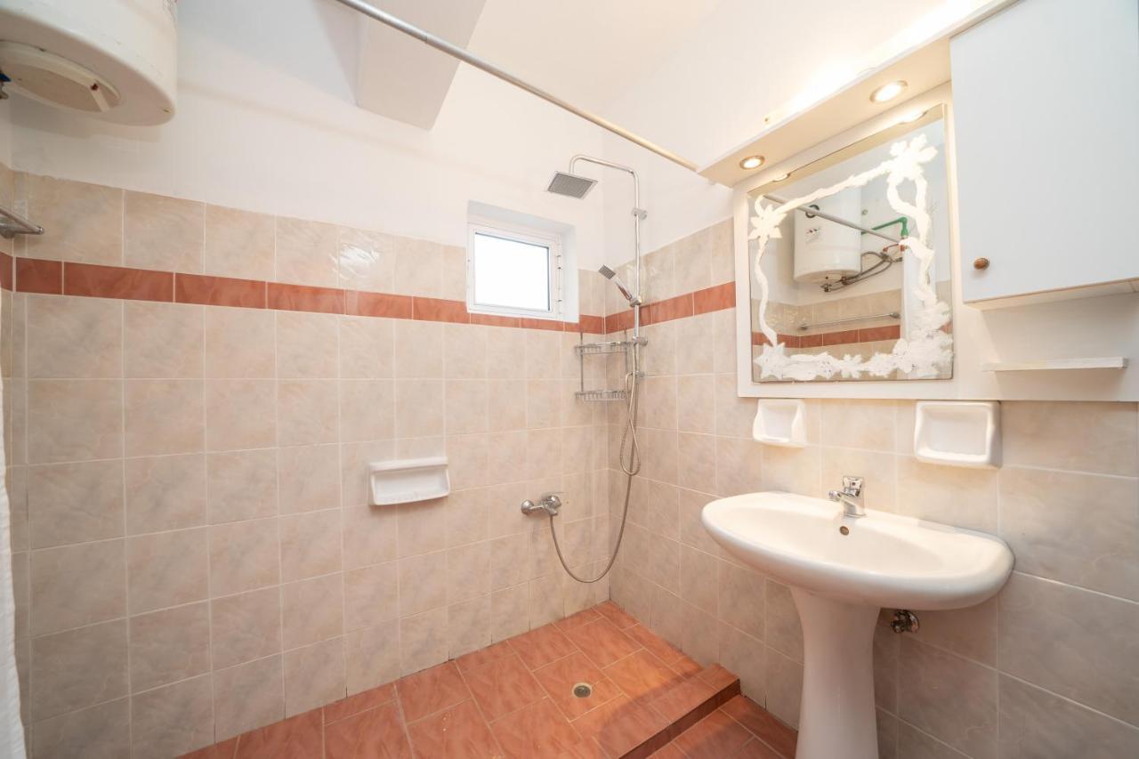 Afroditi Holiday Home - Yellow Apartment Свороната Екстериор снимка
