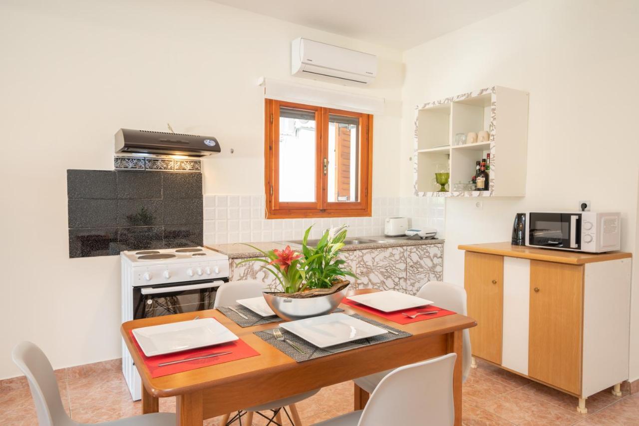 Afroditi Holiday Home - Yellow Apartment Свороната Екстериор снимка