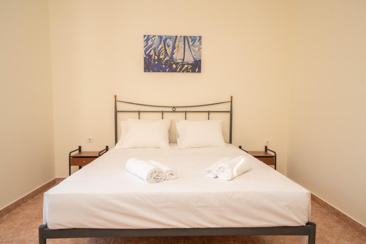 Afroditi Holiday Home - Yellow Apartment Свороната Екстериор снимка